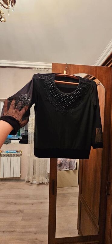 Köynək və bluzalar: Her biri 5 azn.ayeni kimidir hec bir problemi yoxdur.Elesi var hec — 4