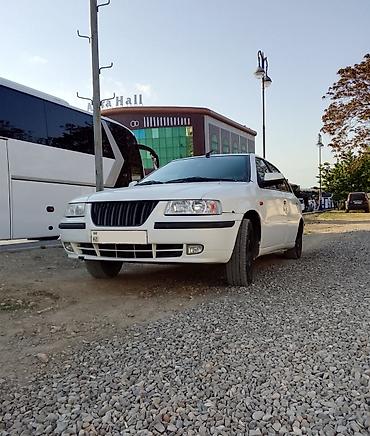 14 luk diskler: Ağ rəngli sedan avtomobil - Korpus: 4 qapılı sedan, ağ rəng, qara — 3