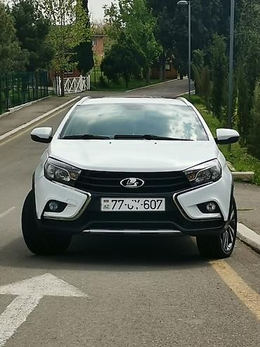 corolla cros: Lada Vesta SW Cross – ağ rəngli, şəhər və ailə istifadəsi üçün praktik — 1