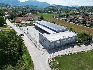 Radionice, postrojenja, fabrike: -Površina od 920m2 je podeljena u dva objekta 660m2 i 260m2. -Hala sa — 4