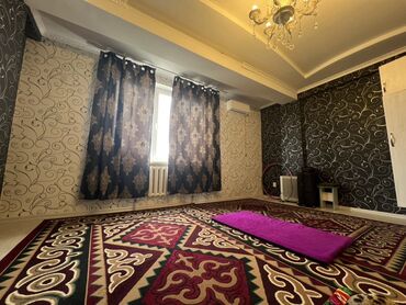 оформление дома: Светлая просторная комната с восточным ковровым покрытием и