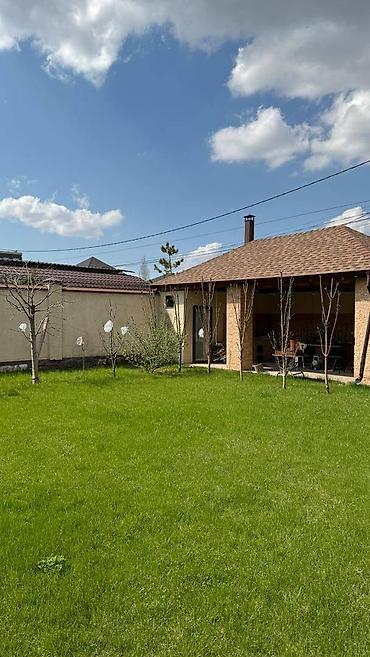 Продажа коттеджей и домов: Продается 2-х эт. дом + цокольный этаж Район Киргизия-1 Зем. участка - — 6