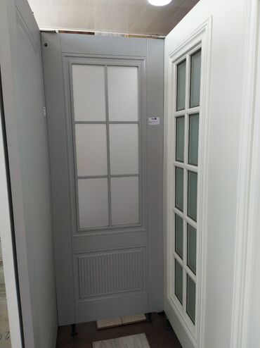 şüşeler: Bu boz rəngli qapı ağ rəngli buzlu şüşə panelləri və alt hissəsində