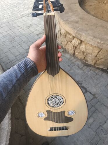 Akkordeonlar: Məhsul: Ud (Şərq simli musiqi aləti) Təsvir: - Klassik armud formalı