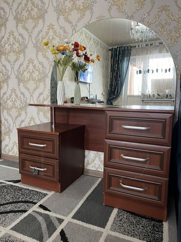 двуспальная кровать с ящиками: Даараткана үчүн үстөл, Күзгүсү менен, түсү - Күрөң, ЛДСП