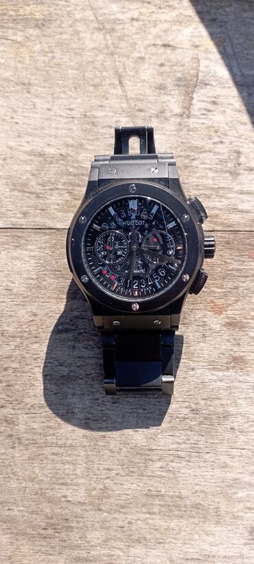 shshd saat: Hublot saatı,1 ilin saatidi qara matni rengi var,İsletmemisem evde