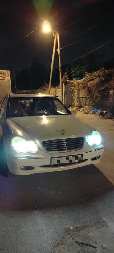 Mercedes-Benz C-Class sedan - Korpus: ağ rəng, 4 qapı, sedan kuzov -