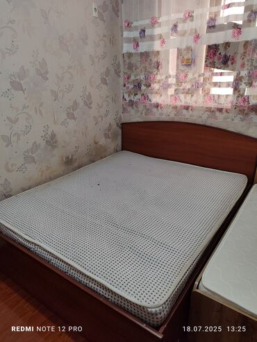 наматрасник односпальный: Продаю 2х местную кровать,размер167 на 194. Кровать старая,но
