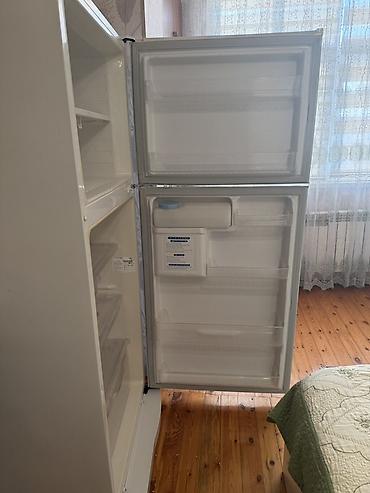 dispenser satilir: İki qapılı soyuducu (üstdən dondurucu) - Rəng: Ağ - Qapı sayı: 2 — 1
