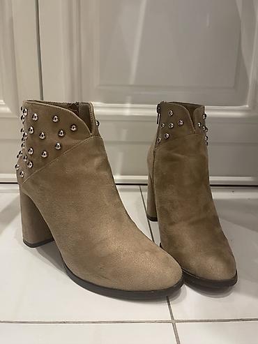 qara ayaqqabılar: Qadınlar üçün bej rəngli qısa çəkmə (ankle boot) - Material: süet — 1