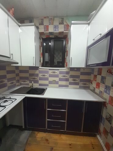 ucuz metbex stol stullari: Ağ və tünd benovseyi rəngli, yığcam mətbəx mebeli dəsti. Yuxarı