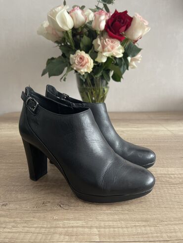 женский ботинка: Ботинки и ботильоны Clarks, 38, цвет - Черный