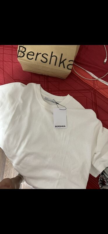 Futbolka və maykalar: Bershka tshirt 1 defe geyinmisem dunen almisam genclik mall dan 35 azn