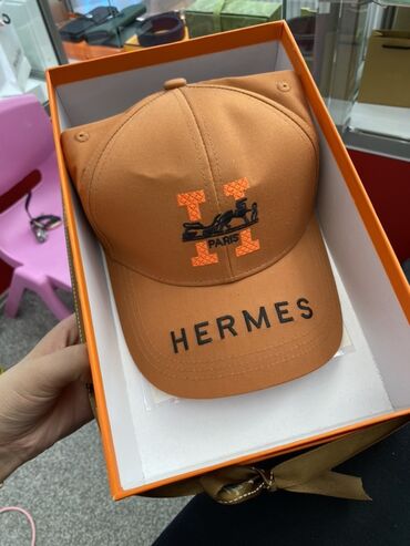 брендовые кошельки: Кепка, Бейсболка, Козырек: Изогнутый, С вышивкой