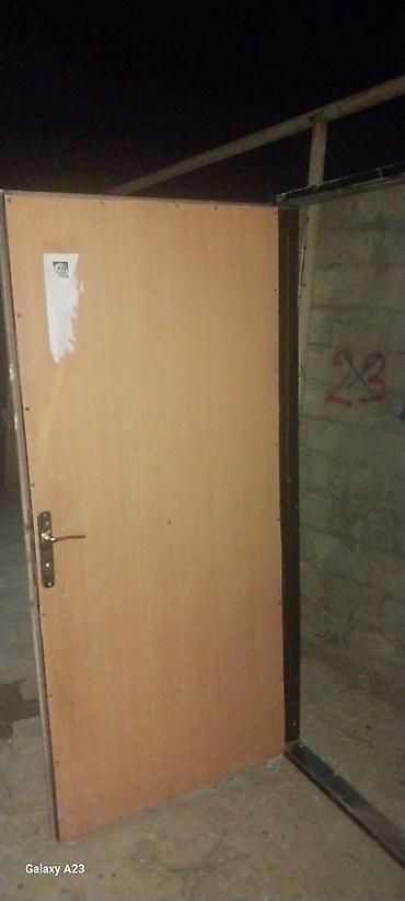 heyet qapıları: Dəmir qapı satılır eni 0 98 sm hündürü 2.06 sm dir.Qırığı çürüyü pası — 2
