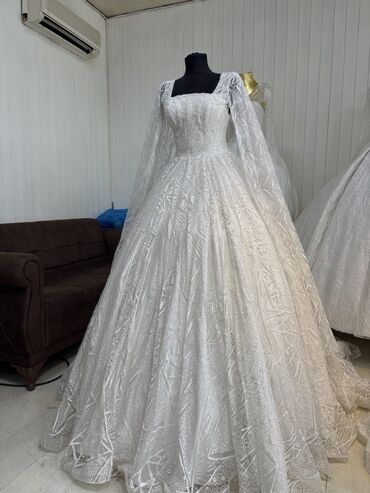 helix original капсула цена в бишкеке: Ağ gəlinlik – klassik bal zalı silueti - Model: kvadrat yaxalı, uzun