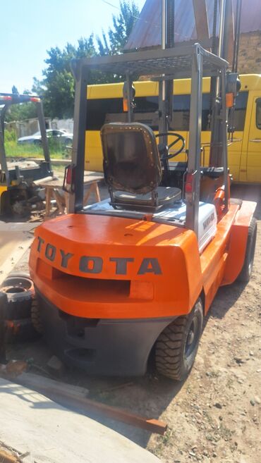 манипулятор 10 т: Погрузчик, Toyota, 2010 г., Колесный, Вилочный
