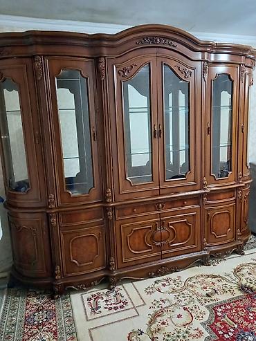 Стенки-шкафы: Классическая стенка-витрина из массива темного дерева с резными — 1