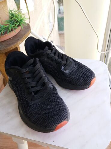 обувь 35 размера: Кроссовки въетнамские, б/у
 Размер на ярлычке
300сом