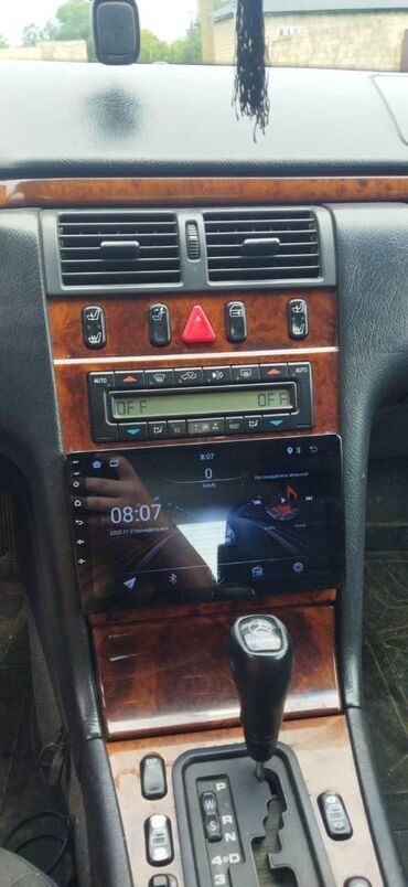 Mercedes-Benz: Mercedes-Benz 240: 2.4 l | 1998 il Sedan — 4