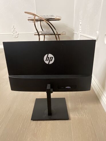 22 ekran monitör: HP 24es LED monitor - Ekran ölçüsü: təxminən 23.8–24 düym, nazik