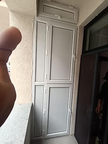 balkon masa: Plastik polkalı şkafların keyfiyyətli profillə və qalın polkalarla — 5