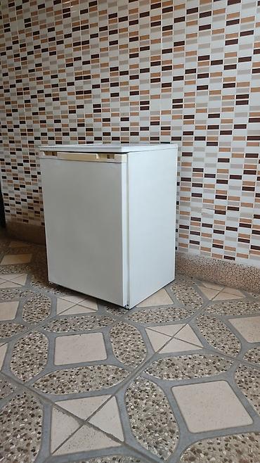 mini vitrin soyuducu: Kompakt bir kameralı mini soyuducu - Aşağı ölçülü, tək qapılı model — 2