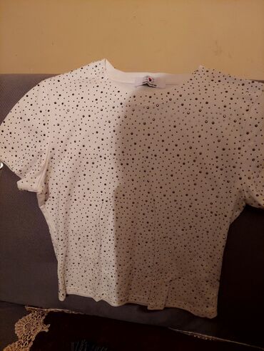 Plaşlar: Ağ rəngli qadın köynəyi (t‑shirt) - Qısaqoll, dairəvi yaxa - Üzəri
