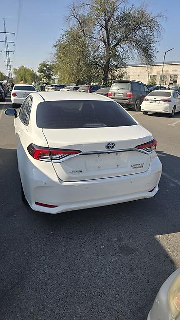 Toyota: Toyota Corolla: 2023 г., 1.8 л, Вариатор, Гибрид, Седан — 4