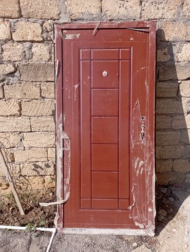 şef qaplar: Metall qapı dəstı - Material: polad/metal panel - Rəng: tünd qəhvəyi