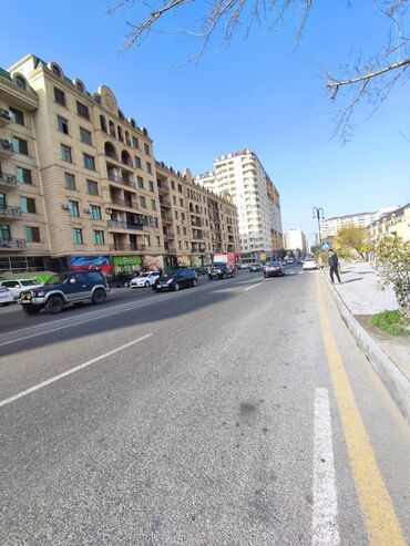 Digər kommersiya daşınmaz əmlakı: Heyder eliyev prospektində mərkəzdə, 3 mərtəbəli, obyekt icareye — 3