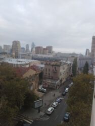 Uzunmüddətli kirayə mənzillər: Şəhərin mərkəzində 3otaqlı mənzil icarəyə verilir.İşığı suyu — 27