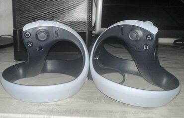 Sony PlayStation VR2 qulaqlığı və Sense kontrollerləri dəsti oyun