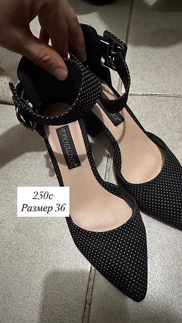 Босоножки, сандалии, шлепанцы: Две пары женских шлёпанцев. 1) Белые мюли JING PIN NV XIE - Размер — 9