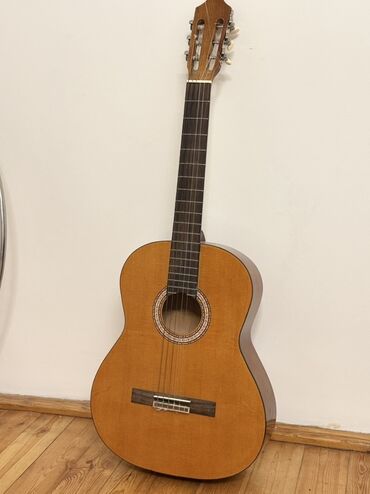 gitara qabi: Классическая гитара, Б/у