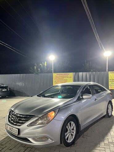 полик соната: Серебристый седан Hyundai Sonata с литыми дисками и черным кожаным