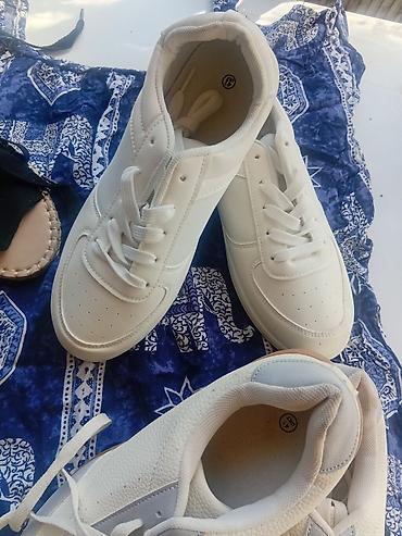 Bele patike – klasičan sportsko‑casual model - Boja: bela, sa