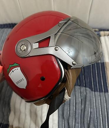 kask satın al: Qırmızı rəngli, açıq tip motosiklet dəbilqəsi. Model şəffaf ön vizorla — 1