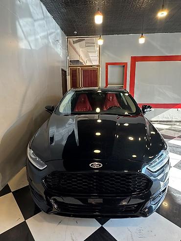 balta disk: Ford sedan – qara eksteryer, aqressiv ön panel və iri bal pətəyi — 1