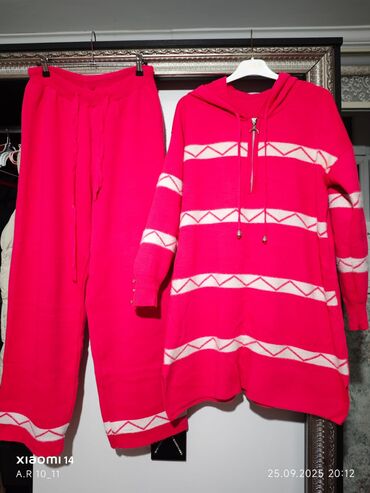 Hicab: Məhsul təsviri: - Qadın üçün rahat geyim və aksessuar seti. - 2 ədəd — 4