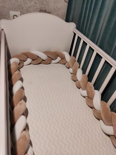 кроватка для новорожденных: Бортик-коса нежное сочетание бежевого с белым подойдёт как девочке так