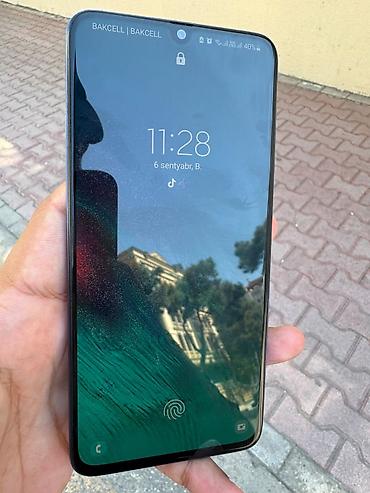 google pixel 10: Mavi rəngli smartfon Xüsusiyyətlər və portlar: - Alt hissə: 3.5 mm — 8