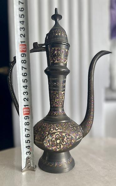 ibrik: Şərq üslublu dekorativ metal “ibrik” (qab) Bağlı uerdə saxlanılır — 1