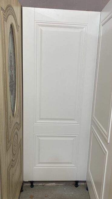 ikinci el qapi pencereler: Ağ rəngdə, panelli dizaynlı daxili qapı. Qapının yuxarı və aşağı