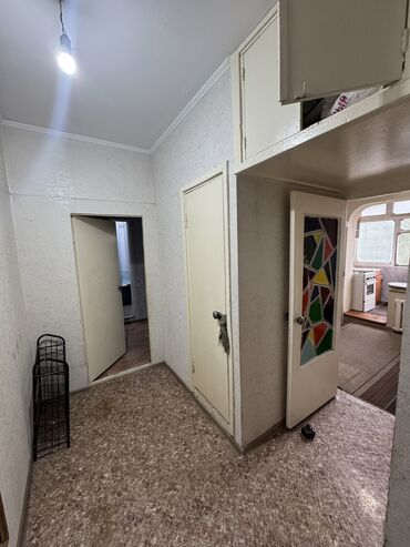 продам помещение под офис: 2 бөлмө, 60 кв. м, 106-серия, 6 кабат, Эски ремонт