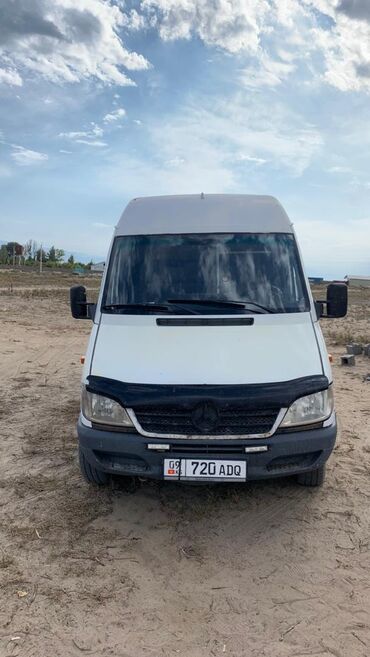 сатам алмашам: Белый микроавтобус Mercedes-Benz Sprinter, предназначенный для