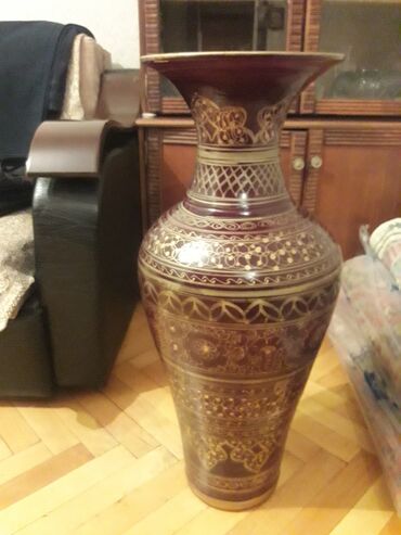 Güzgülər: Böyük dekorativ vaza - Material: keramika/gildən hazırlanmış, cilalı