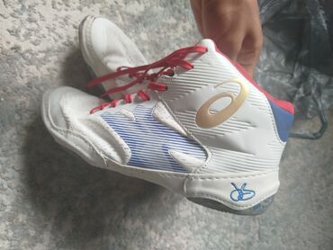 спорттук снаряд: Эркектердин кроссовкасы, 44, Asics, Жаңы, түсү - Ак, Өзү алып кетүү