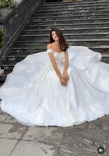 mankenler: Hazir biznes 80 eded gelinlik.1 xina paltari qizili veşilka 4 eded — 4
