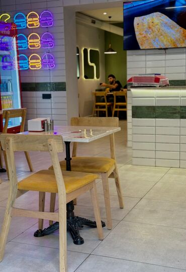 ramana gülçülük sovxozu: Fast food restoranı geniş çeşidli menyu təklif edir. Menyuya salat